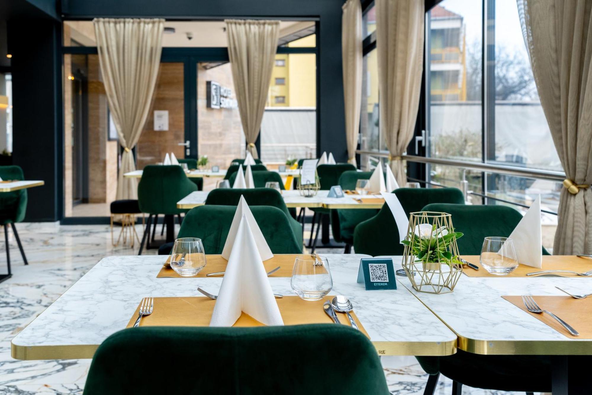 Hotel Szatmari & Etterem Jászberény 外观 照片